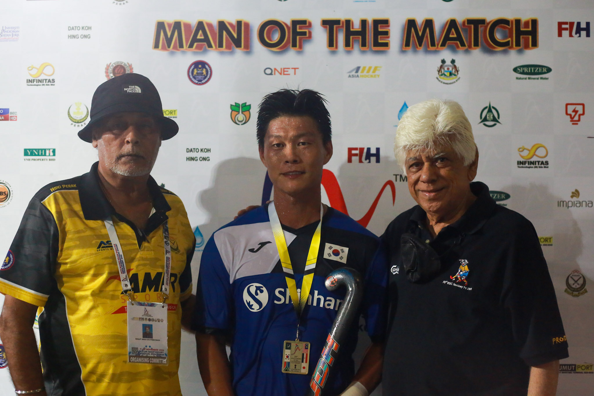 Man of the match Korea's captain Kim Hyeonhong flanled by PHA vice president Datuk Manjit Singh and former national coach and player Datuk R Yogeswaran