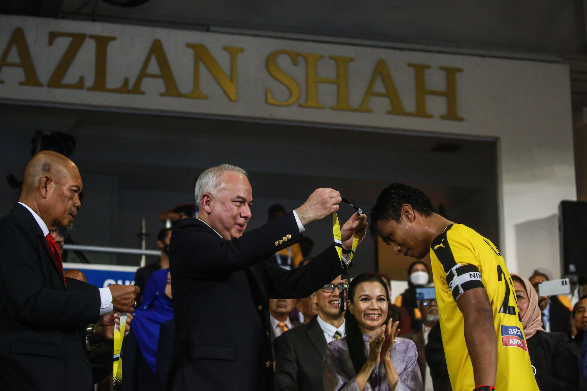 Sultan of Perak garlanding the winners medal to captain Najmi Jazlan