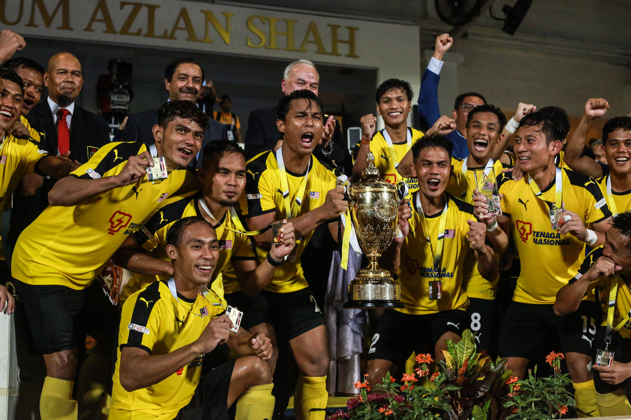 Sultan of Perak with the Malaysian team after presenting the Cup